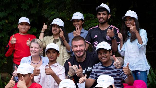 VIDEO Nekoć nije puštao loptu, sad se primio palice. Beckham s djecom u Indiji zaigrao kriket