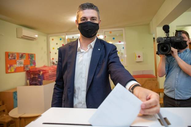 Dubrovniki: Mato Franković sa suprugom stigao na glasovanje
