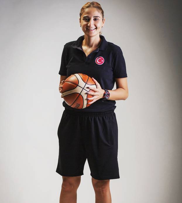 FOTO Trenerica u štiklama ruši barijere i ide u novu avanturu. Nazivaju je 'ženski Fatih Terim'