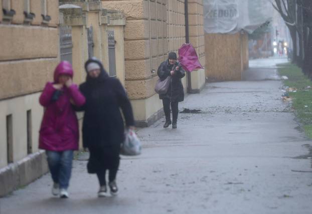 Zagreb:  Olujani vjetar stvara probleme u centru grada 