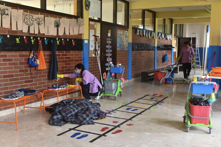 Ravnatelji: Bolje bi bilo da su se u škole prvo vratili osmaši