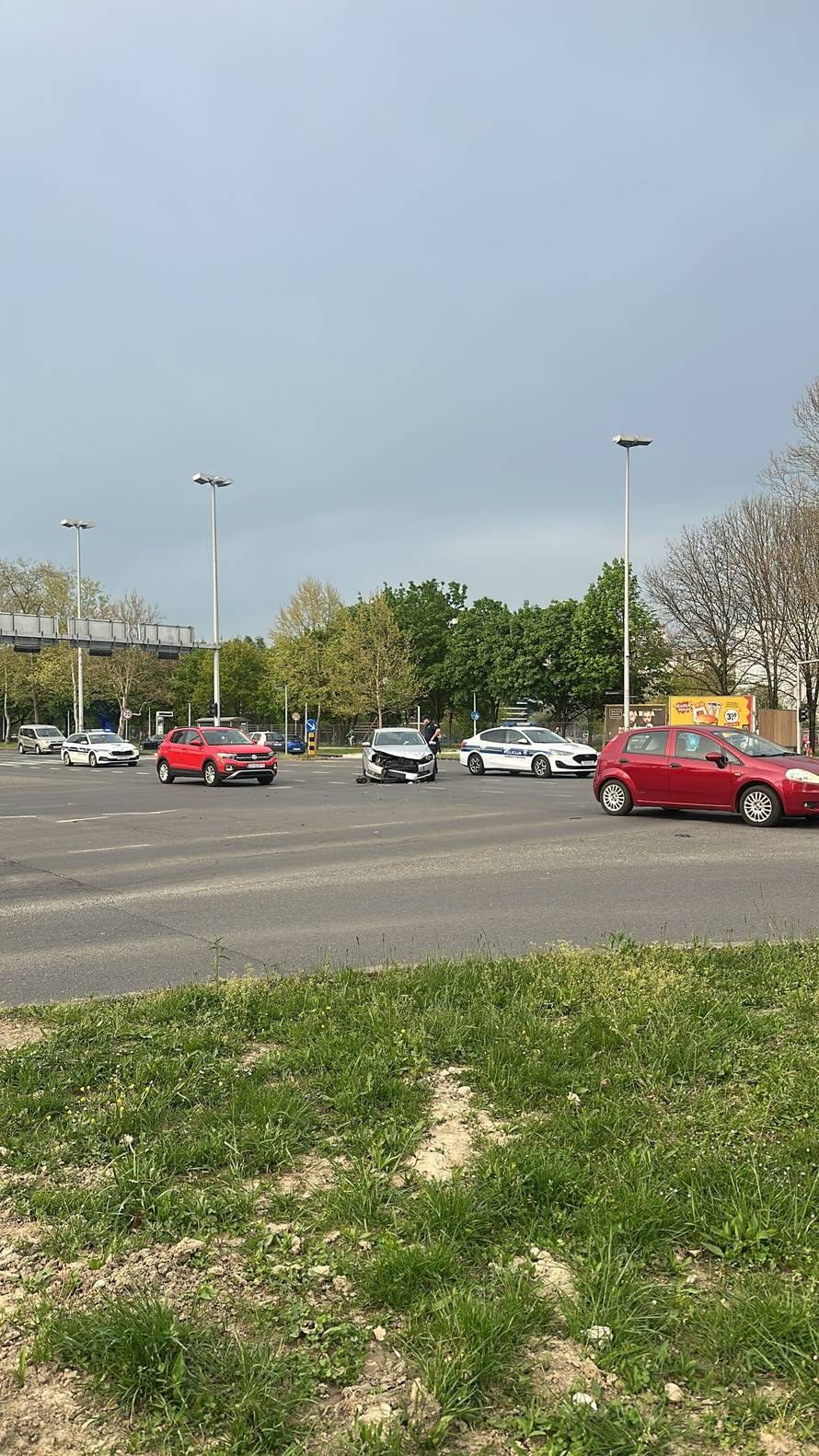 FOTO Automobil završio na krovu u Zagrebu! Dvoje ljudi ozlijeđeno u prometnoj nesreći