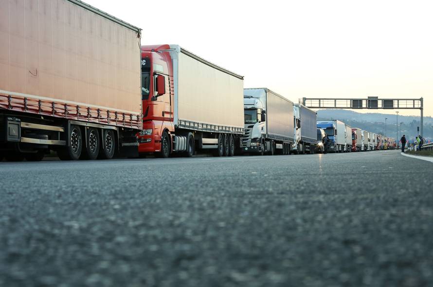 Zagreb: Konvoj kamiona čeka polazak prema Srbiji i BiH