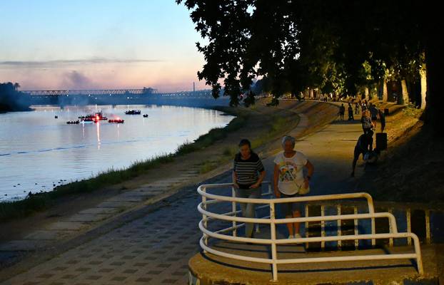 Slavonski Brod: Splavari ​t​radicionalnom bakljadom označili kraj ljetne sezone na rijeci​ Savi