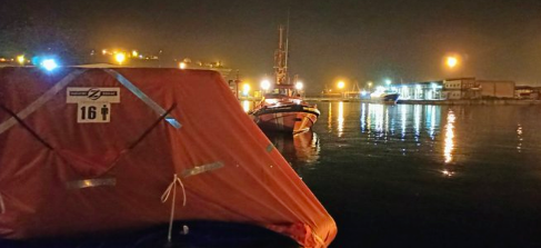 Objavili snimke spašavanja: Španjolci iz mora izvukli dvoje Hrvata, potonula im jedrilica