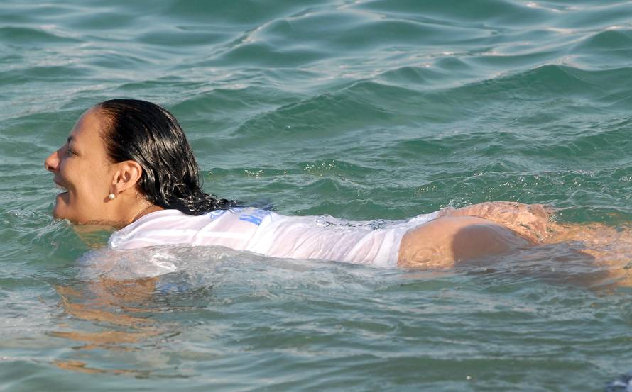 Zadar: Mirna Berend u povorci brodova pala u more i pokazala guzu