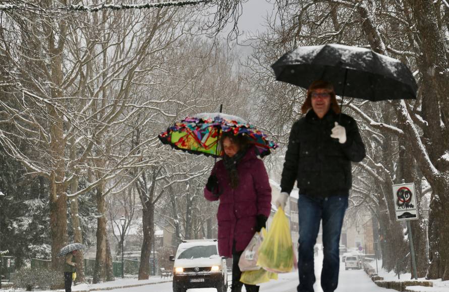 Snijeg zabijelio sinjske ulice