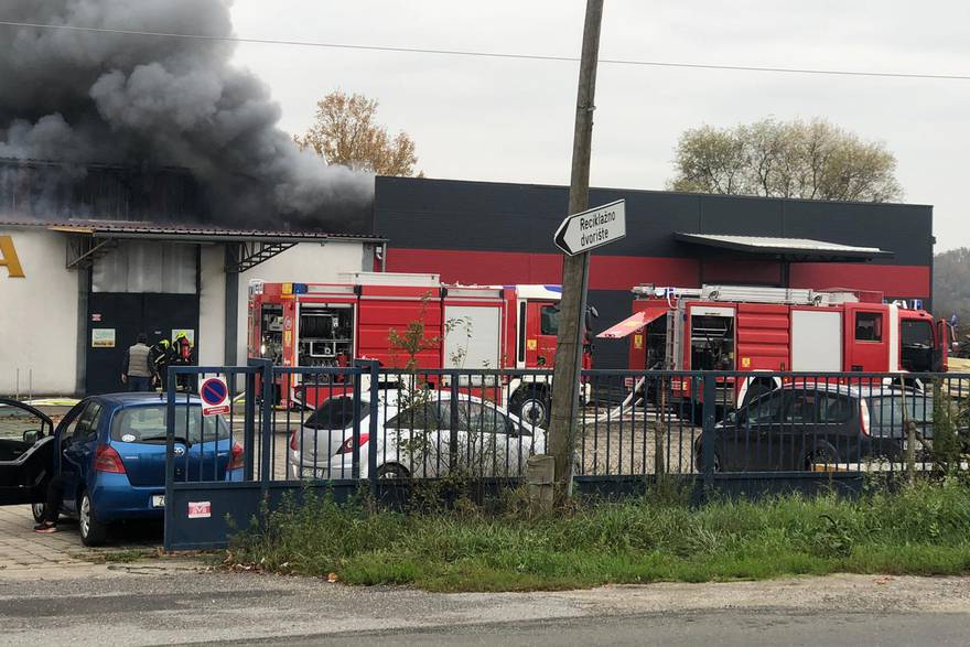 VIDEO U Sesvetama se zapalilo skladište: 'Čuli smo eksploziju'