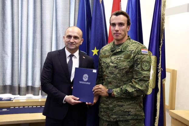 Zagreb: Ministar Anušić uručio ugovore vrhunskim sportašima i pričuvnicima Hrvatske vojske