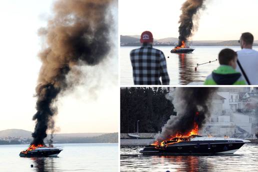 Buktinja u moru kod Šibenika: Zapalila se motorna jahta, gusti crni dim došao je do marine