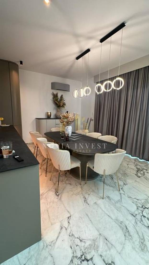 FOTO Luksuzni spektakl! Što mislite koliko stoji ova vila prvi red do mora u Novigradu?