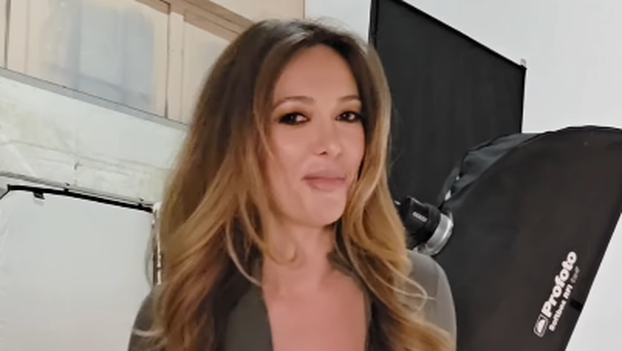 FOTO Lille bujnim dekolteom raspametila fanove: Poslala im je vrlo sočnu poruku iz studija