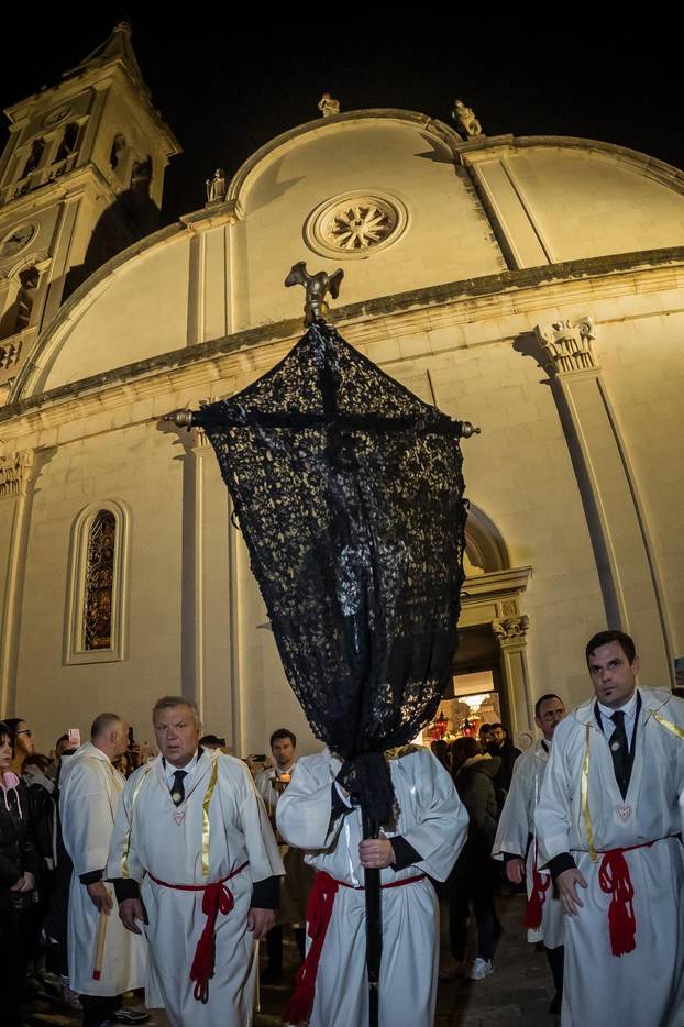 Jelsa: Ispraćaj jelšanskog križa i početak procesije "Za križen"