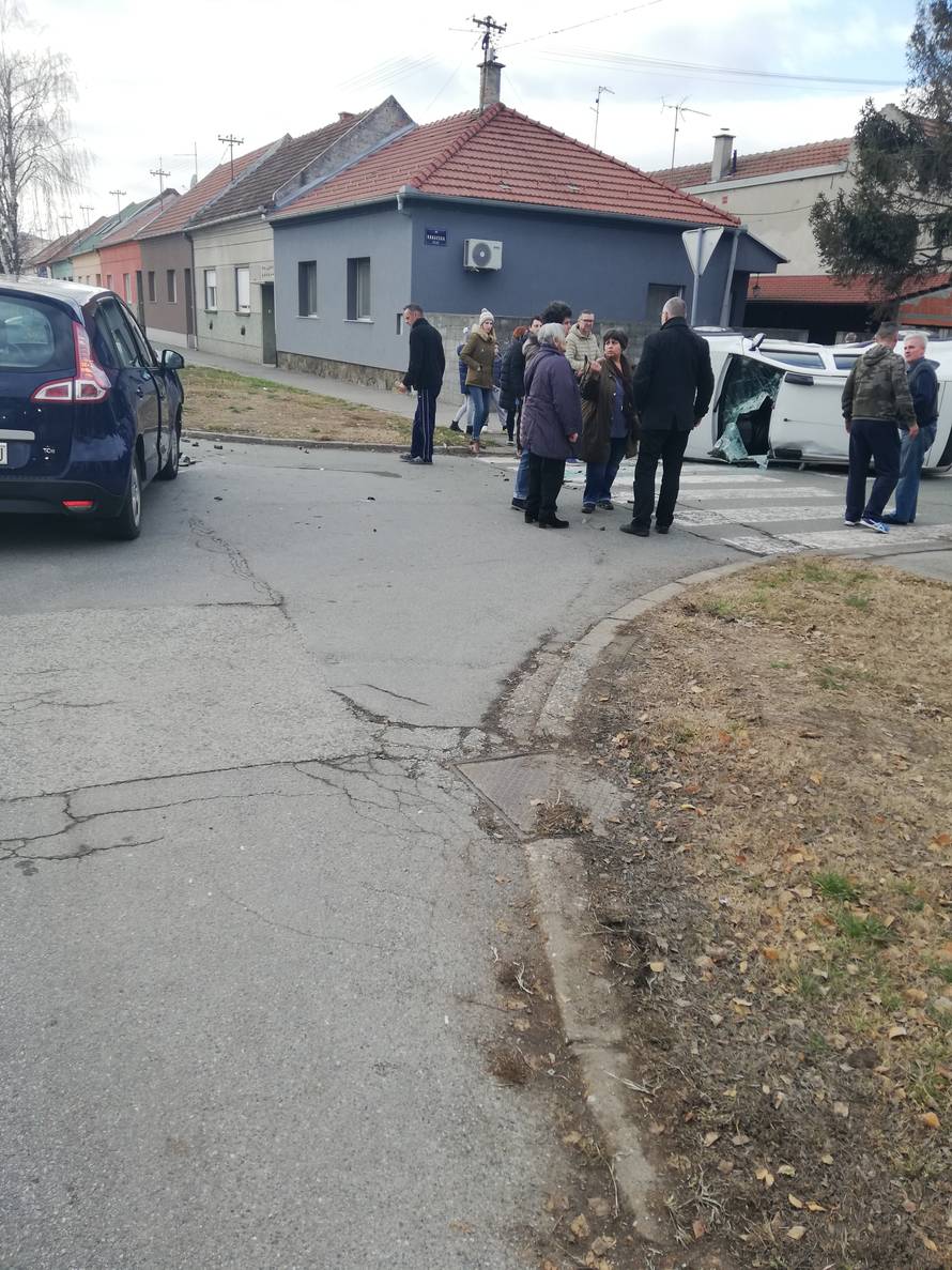 Prolaznici izvlačili vozača iz auta, srećom nije ozlijeđen