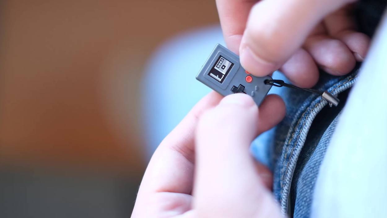 World's smallest games console plays classic games and fits in a keyring