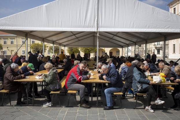 Osijek: Tradicionalna podjela blagdanskog fiš paprikaša na Trgu Svetog Trojstva
