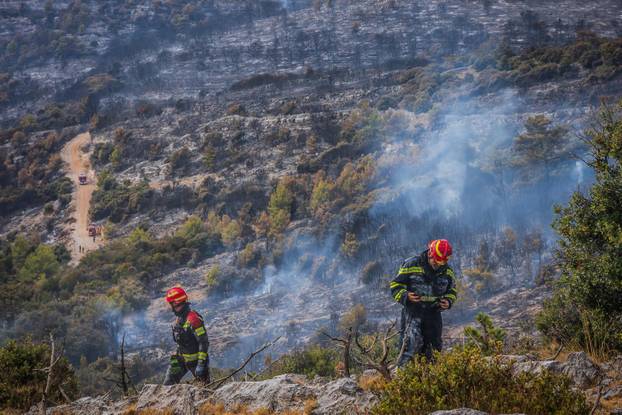 Nerežišća: Tijekom poslijepodneva ponovno se razbuktao požar