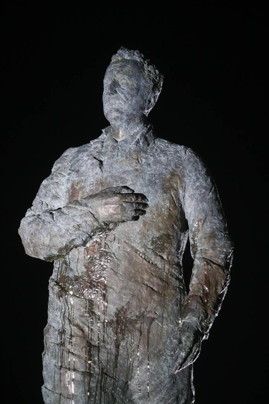 Zagreb: Nepoznati poÄinitelj bacio jaja na spomenik Franji TuÄmanu