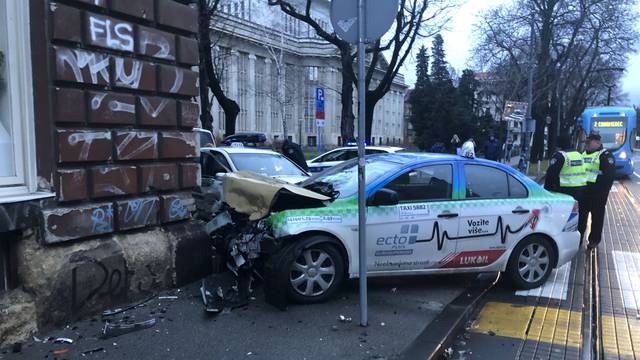 Krš i lom u Zagrebu: U sudaru dva taksija pet ljudi ozlijeđeno