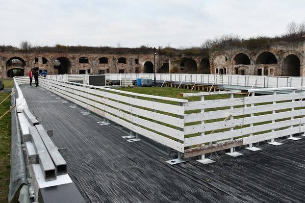 FOTO Slavonski Brod oblači svoje božićno ruho: Priprema grada za blagdansko ozračje