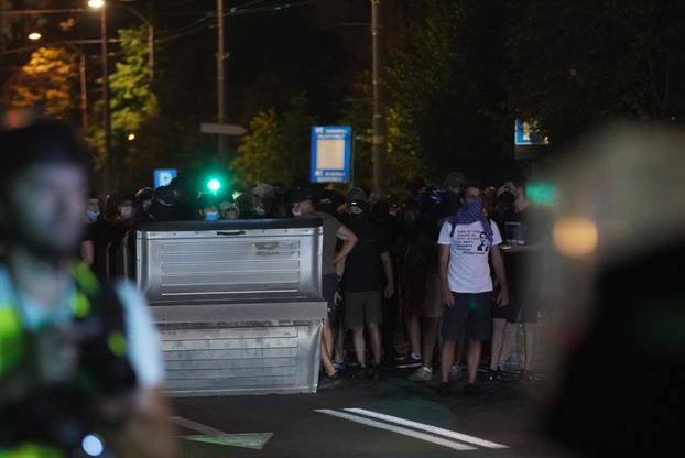 Beograd: Policija rastjerala građane koji su bili okupljeni u Ulici Kneza Miloša, nekoliko građana ozlijeđeno