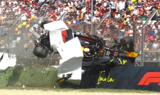 VIDEO Strašna nesreća u Italiji: Vozača F1 katapultiralo u zrak, prevrnuo se i zabio u ogradu!