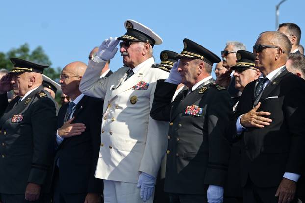 Zagreb: Uzvanici iz lože prate svečani vojni mimohod u povodu 30. obljetnice VRO Oluja