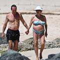 Nekada bila seks simbol 80-ih: Glumica (90) uživala na plaži s 32 godine mlađim suprugom