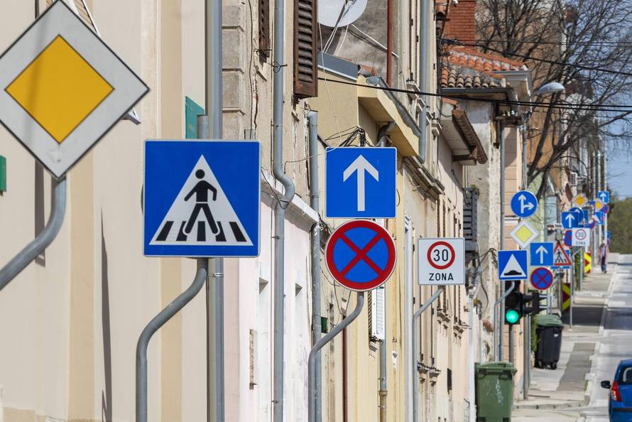 Pula: Prometni znakovi u Stankovićevoj ulici