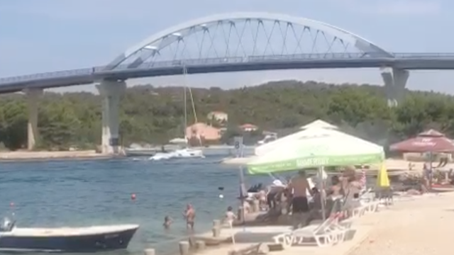VIDEO Al' ga je progurao! Zapeo jedrilicom za most u Ždrelcu: 'A šta je Mile reka? Šalji u 24sata'