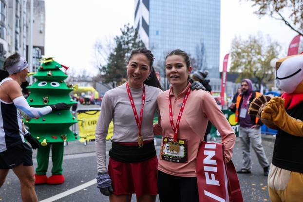 Zagreb: Održan Zagreb Advent Run s brojnim zabavnim maskiranim trkačima 