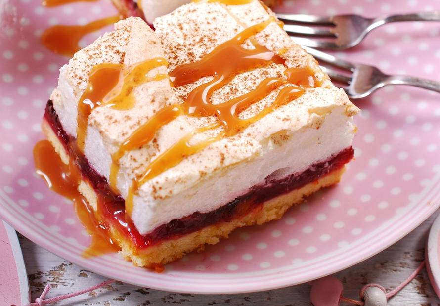 Pita sa snijegom od bjelanjaka i karamelom - za prste polizati