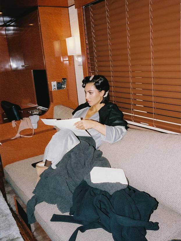 FOTO Kakva kombinacija, Kim! Poslovno sprijeda, a od iza - tanga koja viri. Pogledajte je!