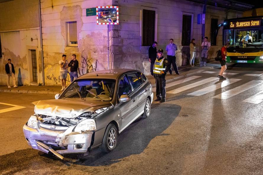 Pula: Dvije osobe ozlijeđene u sudaru kada je automobil završio na krovu