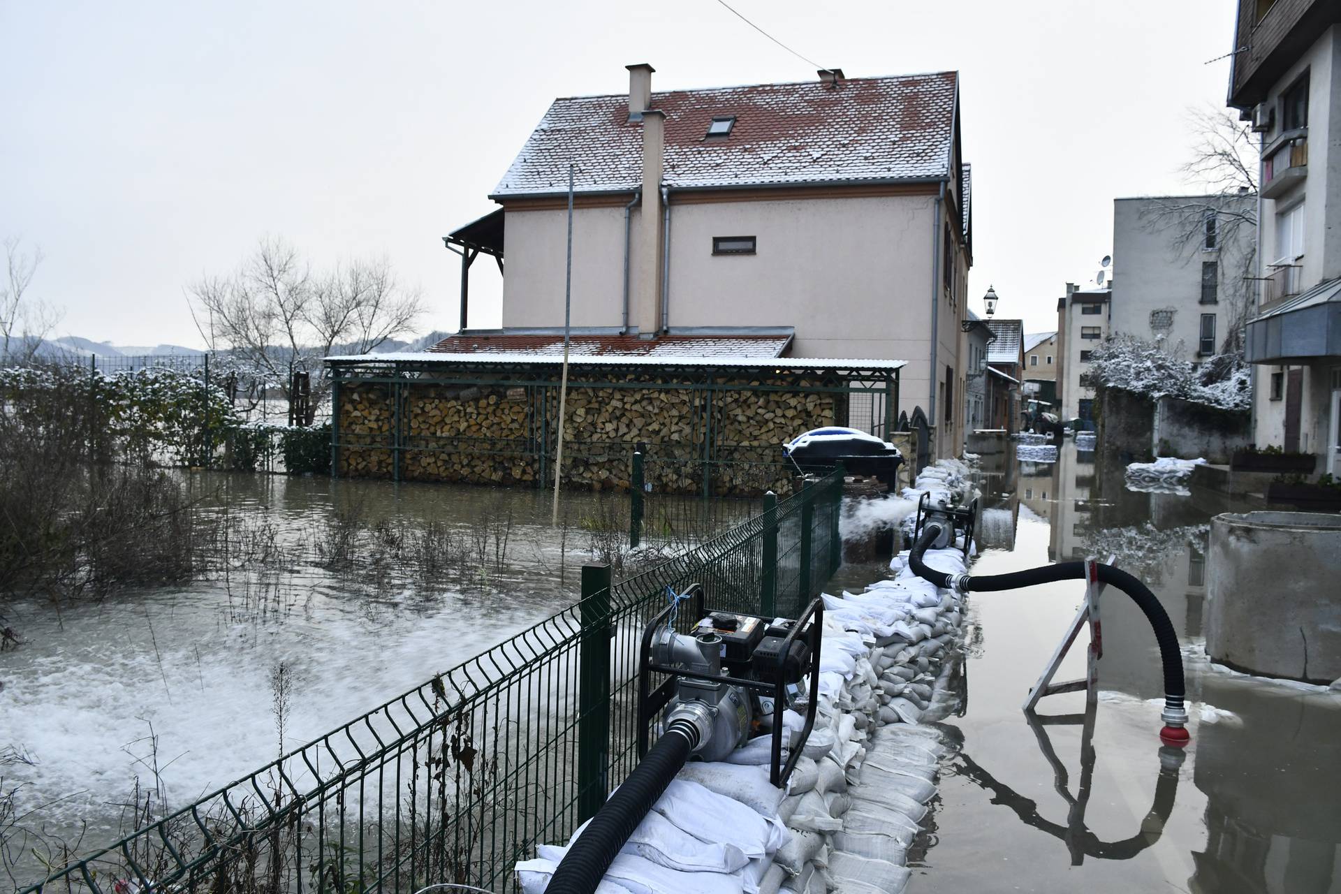 Hrvatska Kostajnica: Visok vodostaj rijeke Une povećava rizik od poplava