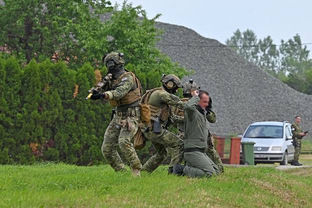FOTO Pogledajte vježbe HV-a i policije u Okučanima: Borbe, eksplozija i skok padobranom!
