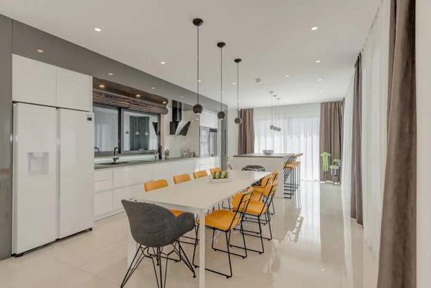 FOTO Ogromna parcela, privatni wellness i čudo od pogleda: Vila u Podstrani čeka novog vlasnika