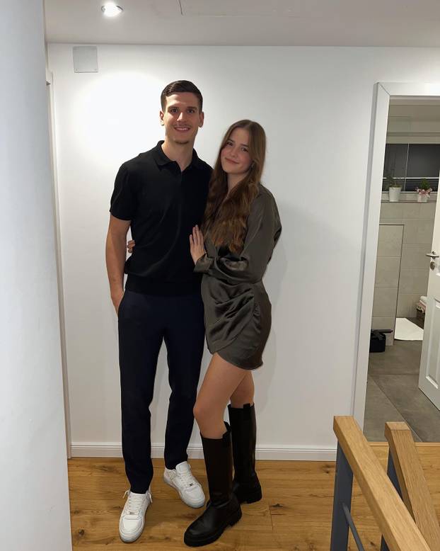 FOTO Sjajni napadač 'vatrenih' zaručio lijepu Jelenu: 'Ništa od SP-a, ali dobio sam nešto bolje'