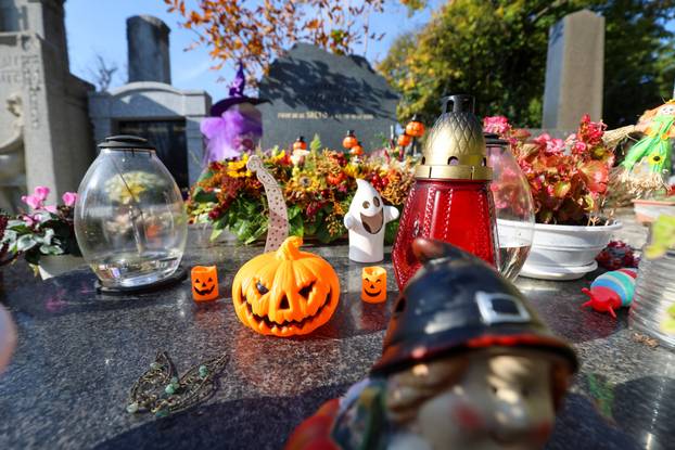 Zagreb: Grob obitelji ukrašen raznim figuricama Noći vještica