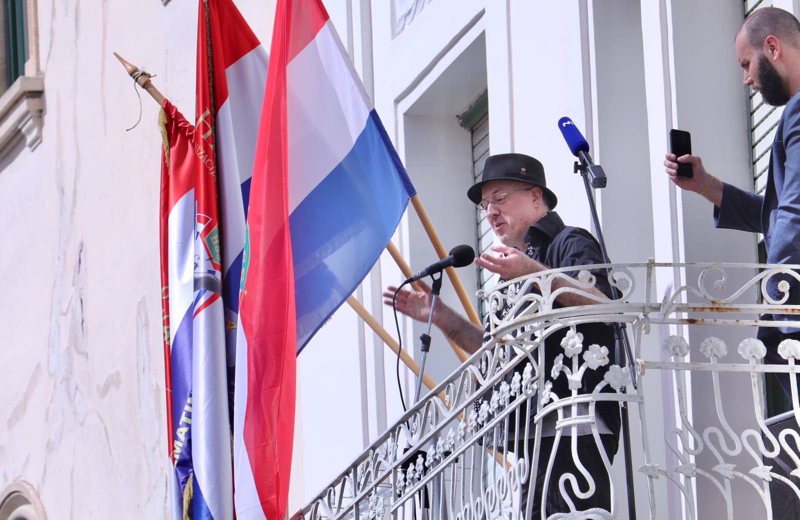 Split: Siniša Vuco nakon konferencije svirao građanima s balkona