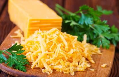Volite tradicionalni engleski sir cheddar? Naučite kako se radi