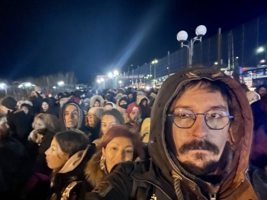 Mučne scene na granici. Djeca se prebacuju preko ljudi da se spase: 'Pomozi, spasi mi bebu!'