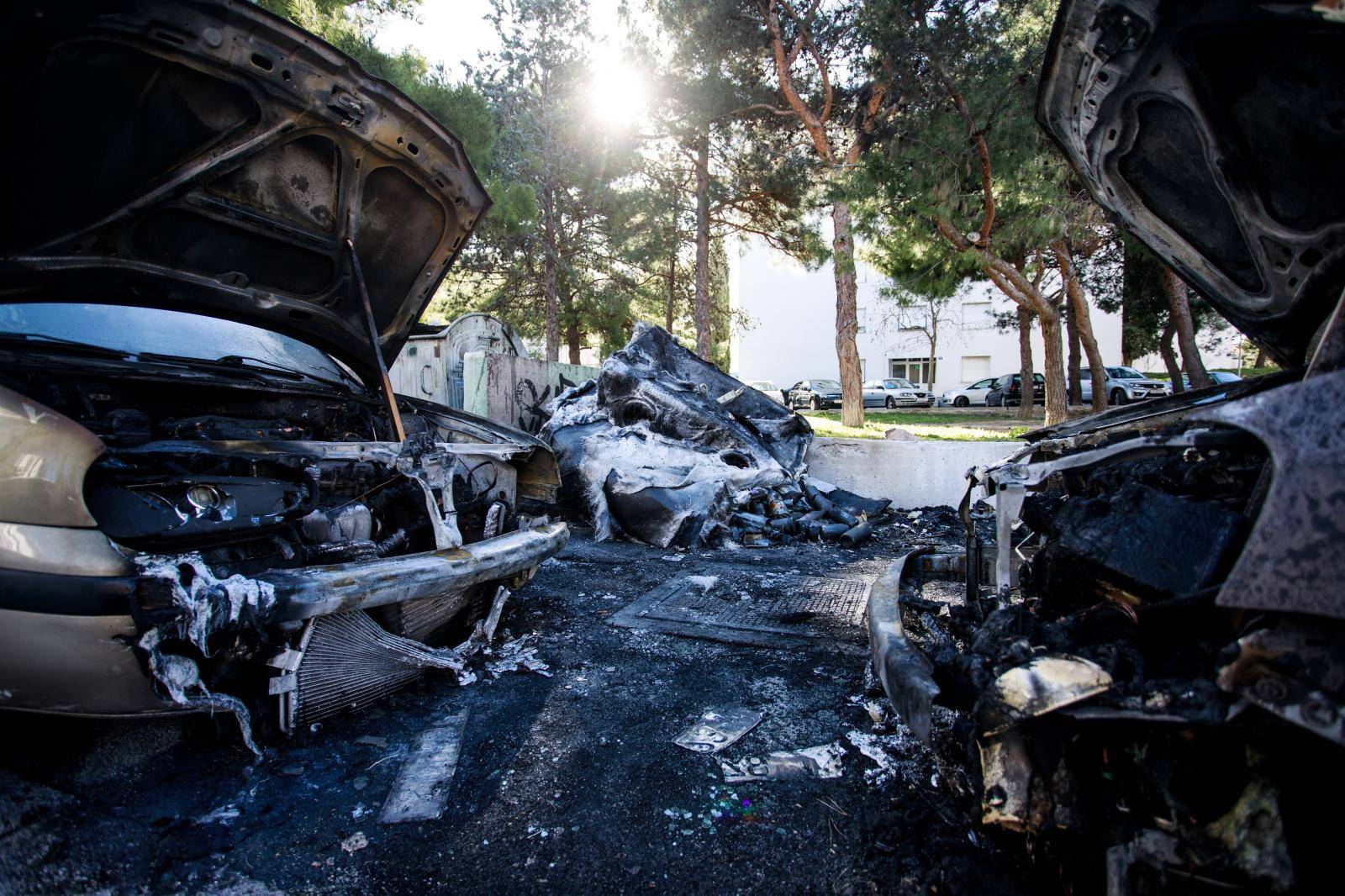 Gorjeli kontejneri u Splitu, požar zahvatio i dva automobila