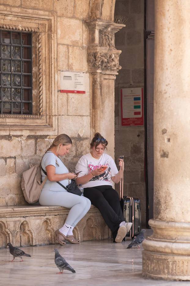 Dubrovnik: Lijepo i toplo vrijeme još uvijek grije turiste na jugu Hrvatske