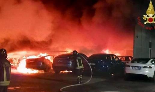 Novi napad na Muska? Buknulo 17 Tesli u Rimu. Policija sumnja na ciljani napad i piromaniju