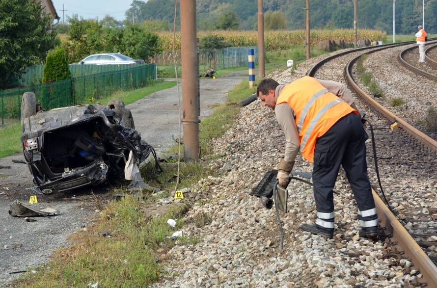 Donji Andrijevci: Jedna osoba smrtno stradala u naletu vlaka na automobil