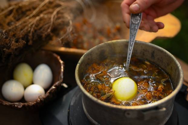 24sata Sveta Nedelja: Željko Ivković boja pisanice prirodnim bojama 