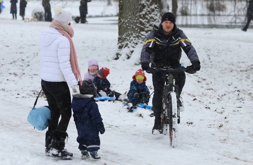 Zagreb: Maksimir, jedno od omiljenih mjesta za sanjkanje, grudanje ili šetnju po snijegu