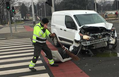 Kod Lisinskog se sudarili automobil i ZET-ov autobus