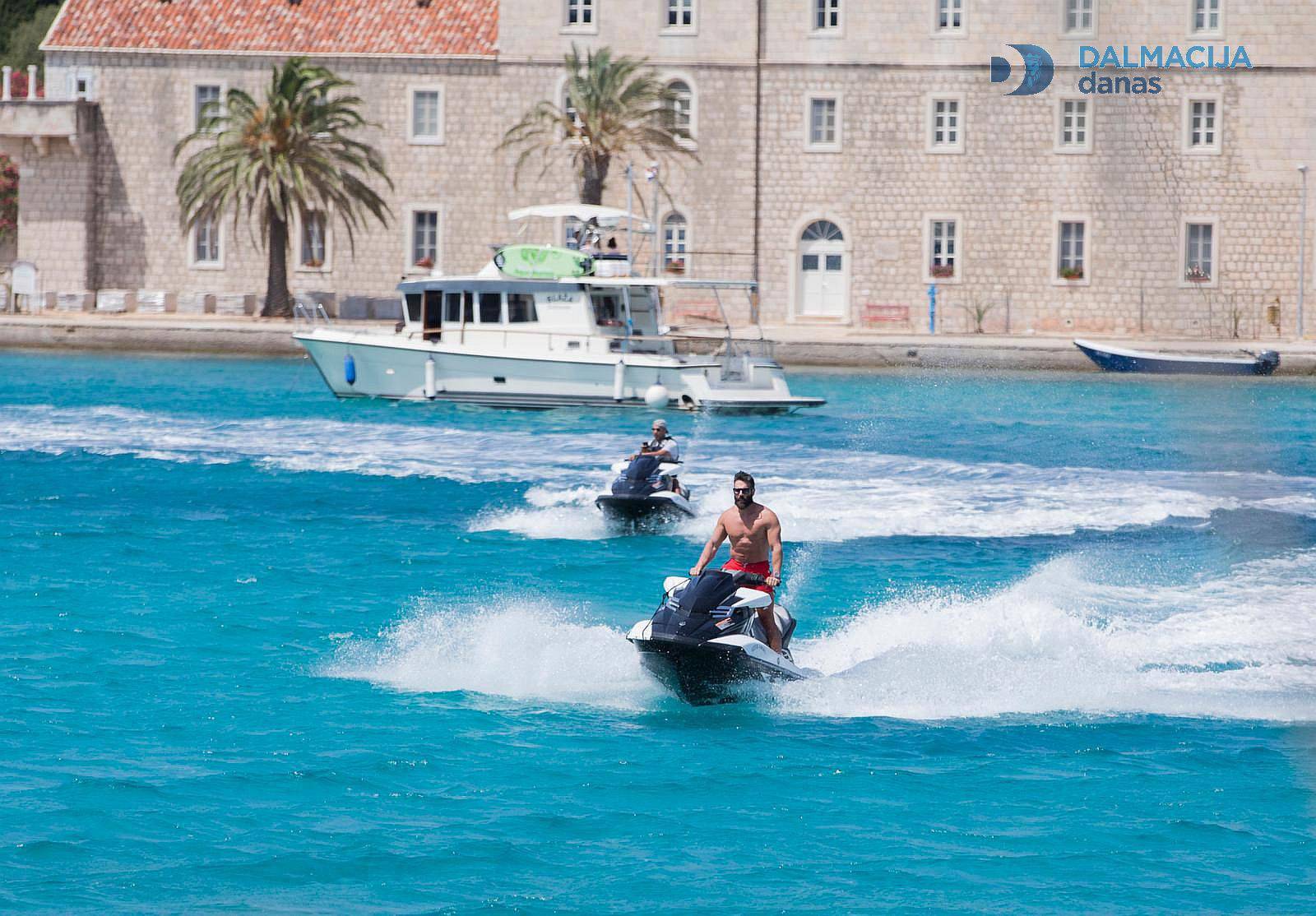 Multimilijunaš divljao gliserom sto metara od obale kod Korčule